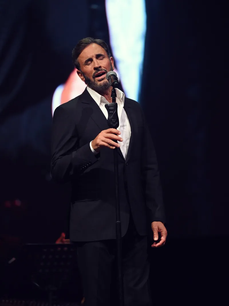 Kadim Al Sahir singing