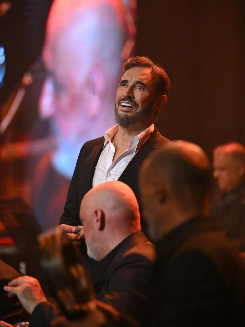 Kadim Al Sahir smiling on stage with his musicians at Haliç Congress Center, Istanbul