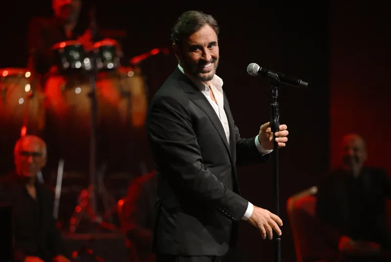 Kadim Al Sahir smiling at the microphone